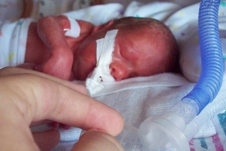 Risk of spontaneous preterm birth assessed by point-of-care testing