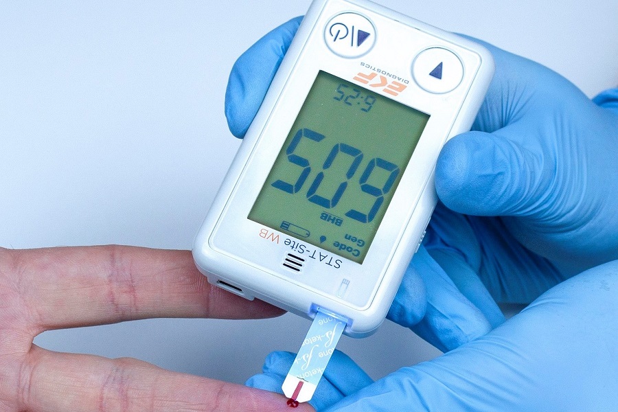 Handheld analyser for β-ketone and glucose measurement