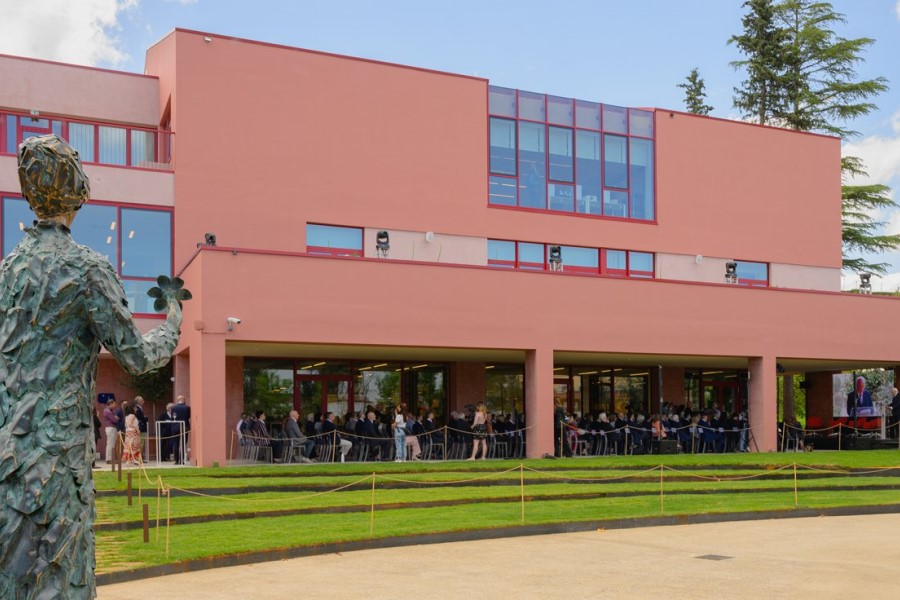 bioMérieux invests €9 million in new facility to combat AMR